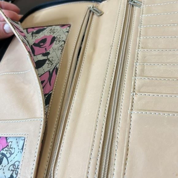 Guess Passport & Credit Card Holder Zip Around Black Wallet - Picture 5 of 16